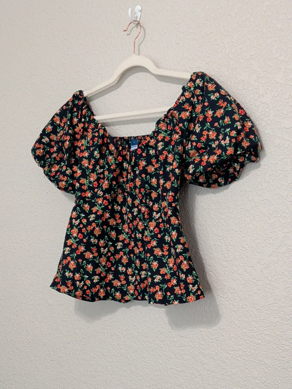 Old Navy blue floral short puff sleeve waist defined v neck blouse